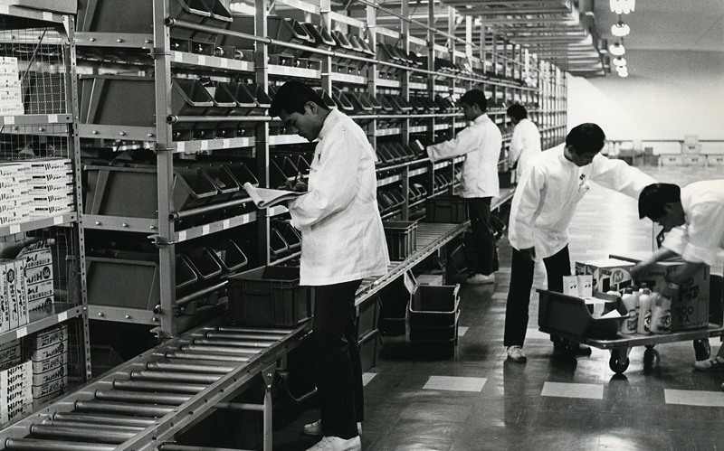 作業をする社員たちの写真