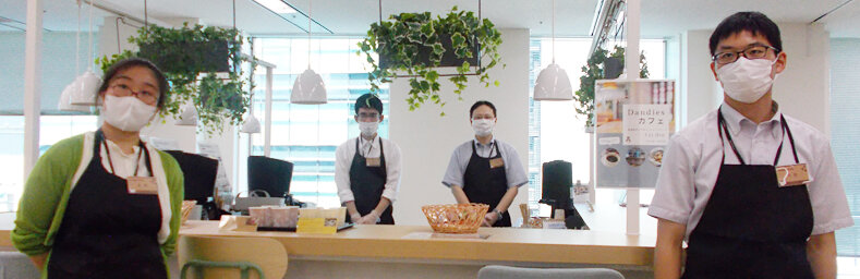 （写真）月に1回秋葉原事業所で開催するカフェの様子