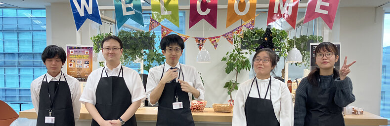 （写真）月に1回秋葉原事業所で開催するカフェの様子